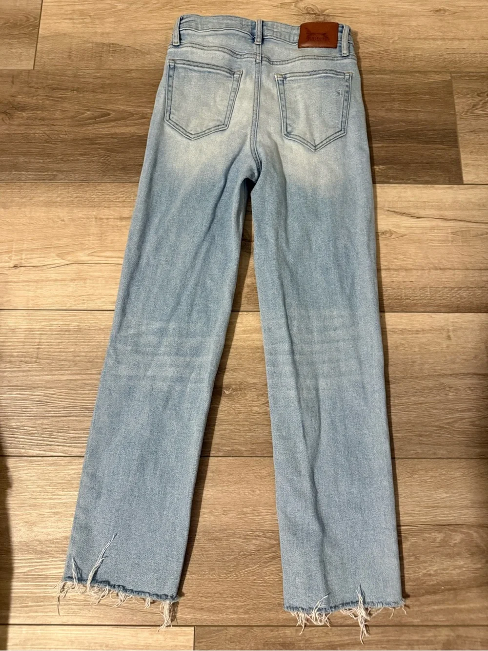 Light Wash Straight Leg Women’s Jeans with Frayed Hem